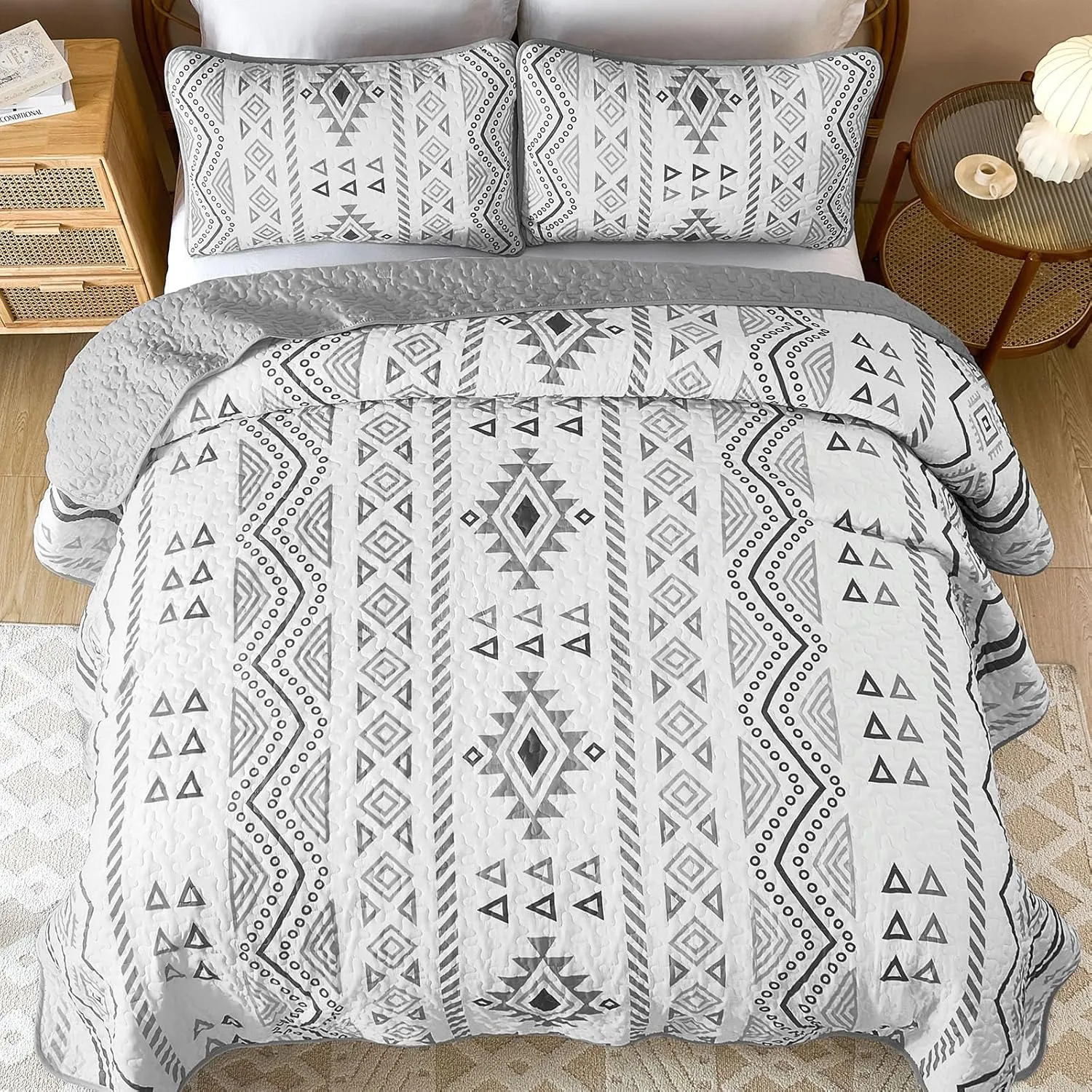 Drucon Boho Queen Size Aztec Quilt Set 3 Pieces Grey Ultra Soft Lightweight Quilt Beddding Set, Microfiber Bohemian Bedspread Coverlet Set with 2 Pillowcases for All Season (Queen, 90"x96")