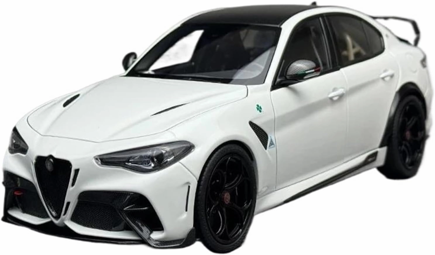 Metal Vehicles Toys 1/18 for Alfa Romeo Giulia White Metal Car Model Diecast Model Family Souvenir Decoration Home Or Office Décor