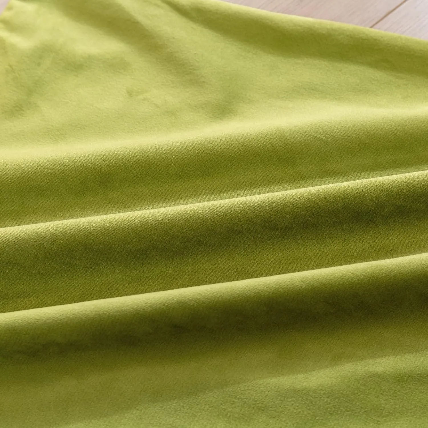 RainRoad Bright Green Throw Pillows Covers Set of 2 Soft Velvet Decorative Pillow Covers 20x20 Inch for Couch Bed (Bright Green, 20" x 20"(Pack of 2))
